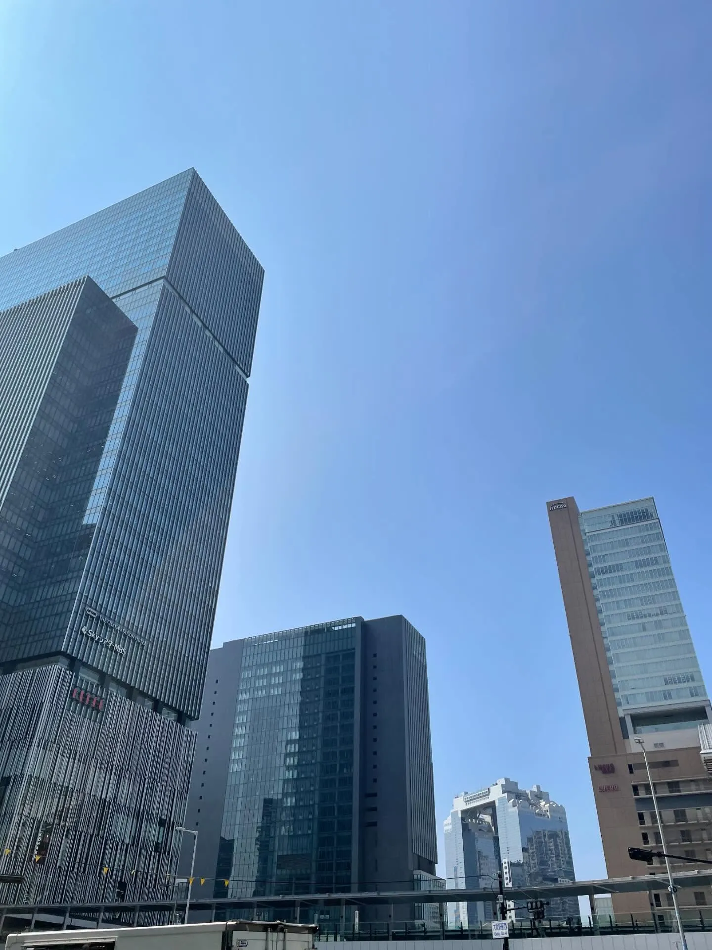 先日業務で梅田に行きましたが、地下は迷いそうなので地上から少...