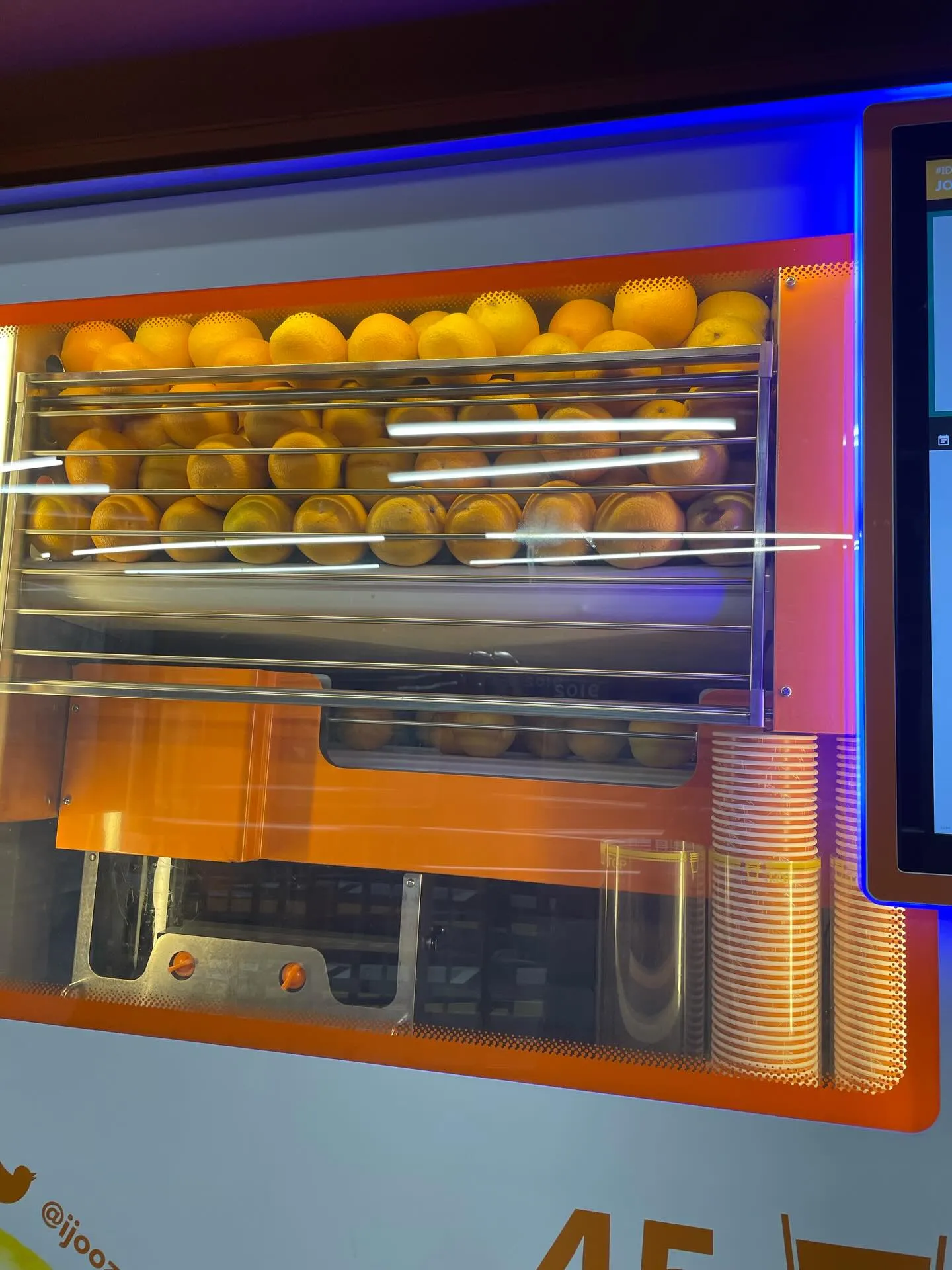 こちらのオレンジジュース自販機、駅でよく見かけます。